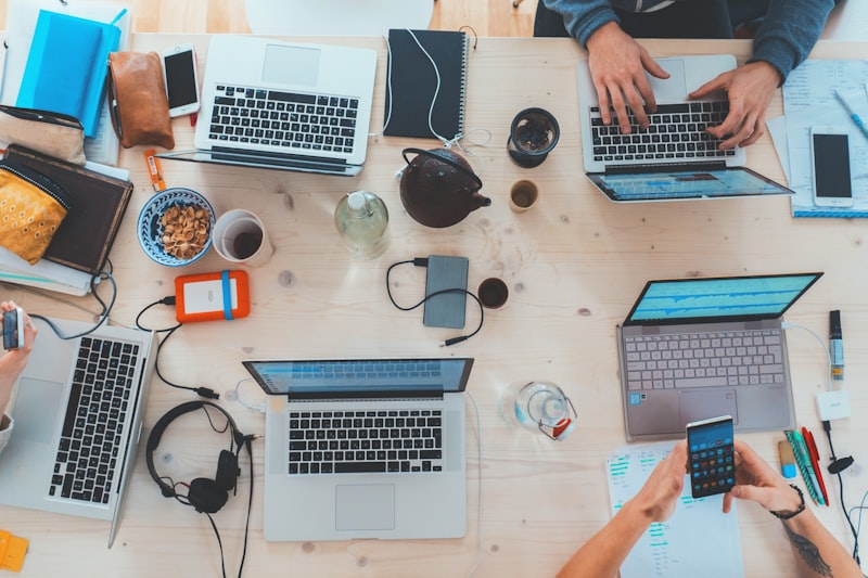 [Note: Fallback Ollama Cloud]

Illustration de la transformation digitale : icônes de technologie, réseaux de données et appareils connectés, symbolisant les innovations présentées dans la rétrospective tech de janvier 2026